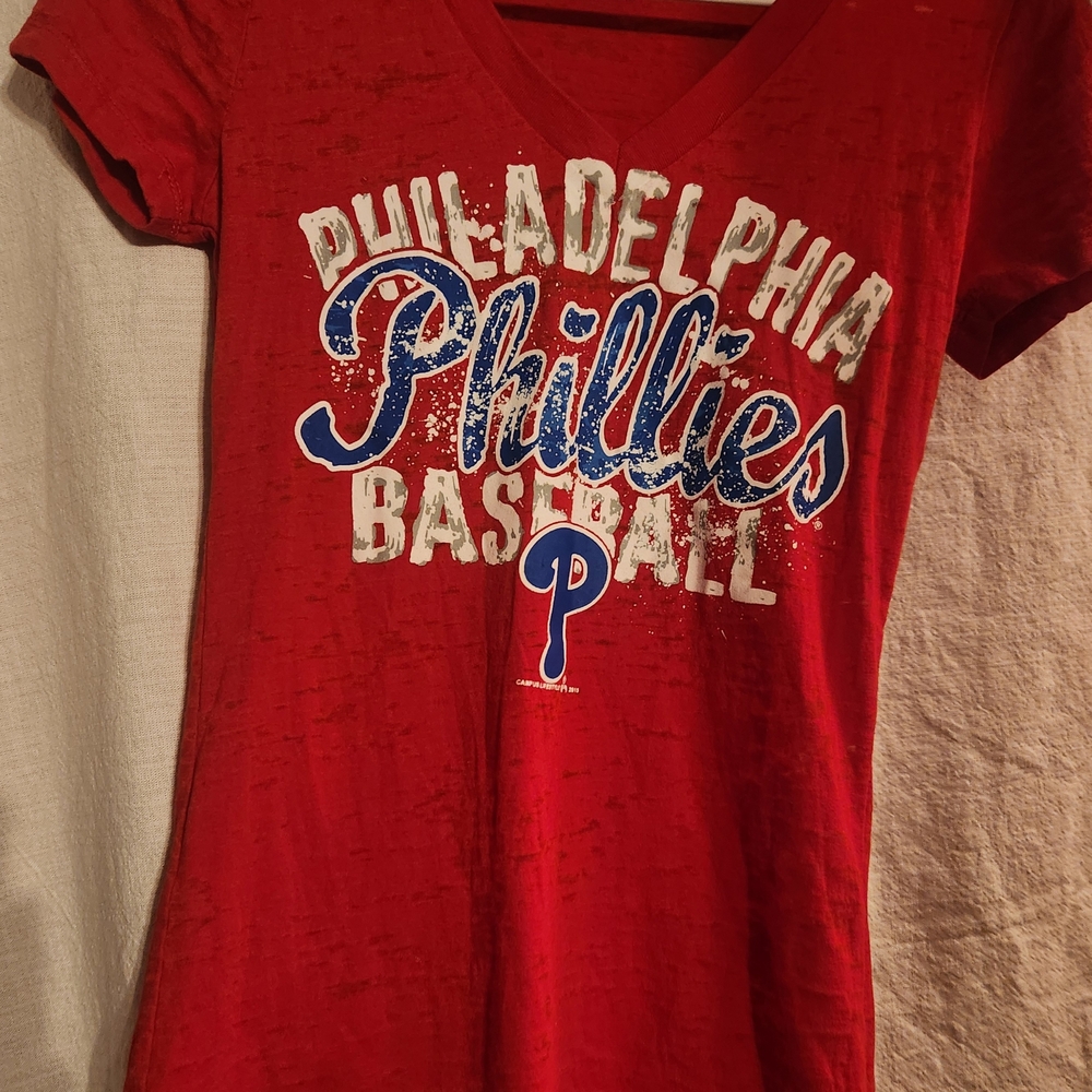 Philadelphia Phillies Ladies or Juniors Red V-Neck T-Shirt Size Small.